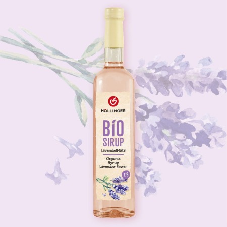 Hollinger Bio Sirup Lavendelblüte in einer Glasflasche vor einem Hintergrund mit Lavendelblüten