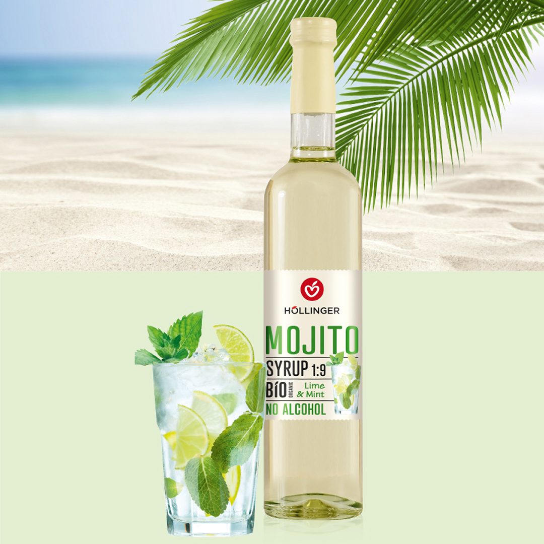 Höllinger Mojito Sirupflasche und Glas Mojito vor einem Strandhintergrund mit Palmenblatt.