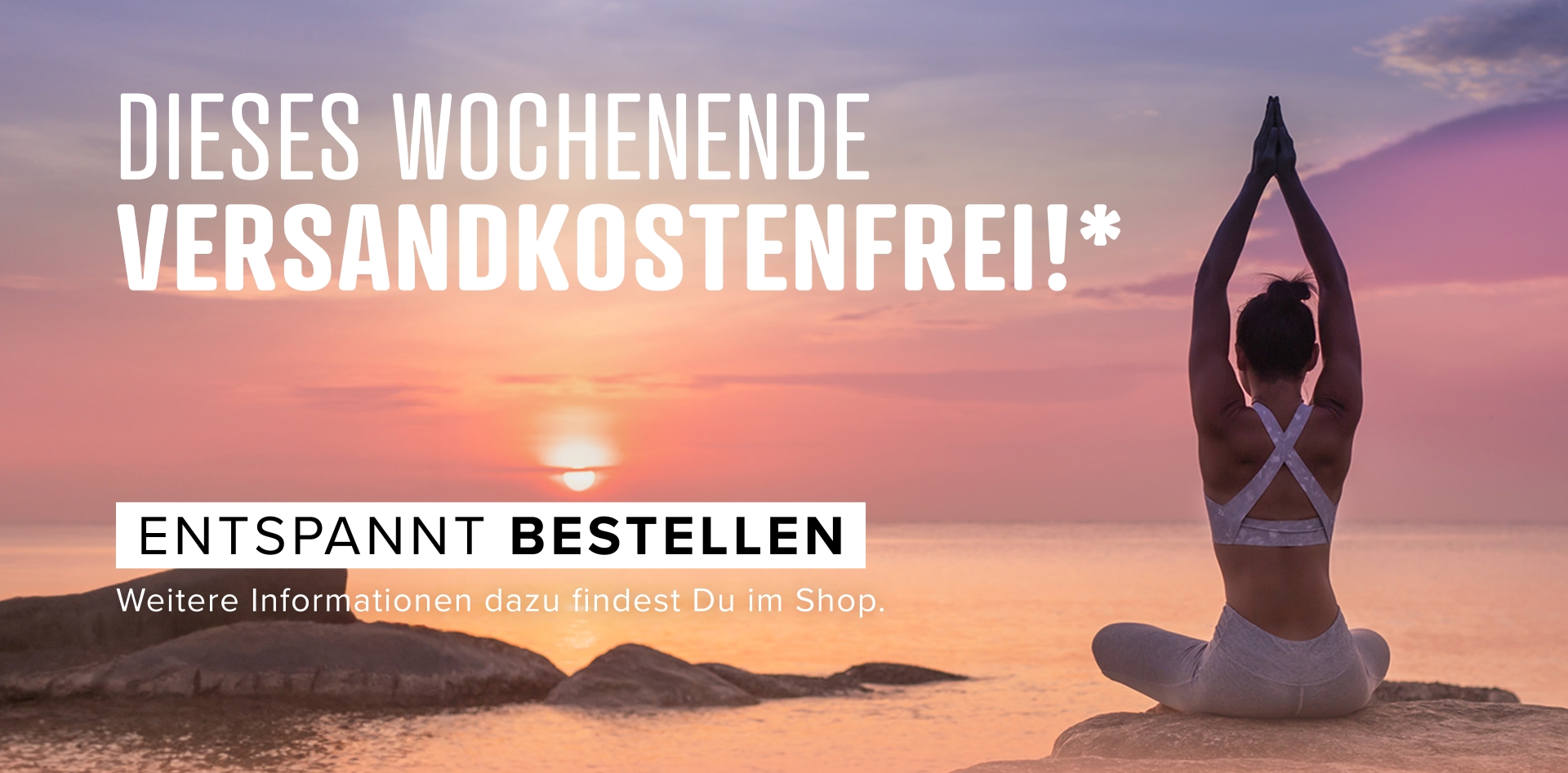 Frau beim Yoga am Strand bei Sonnenuntergang, bewirbt versandkostenfreie Bestellung an diesem Wochenende. Entspannt bestellen, weitere Informationen im Shop. Sonnenuntergang, Meer, Achtsamkeit, Versandkostenfrei.